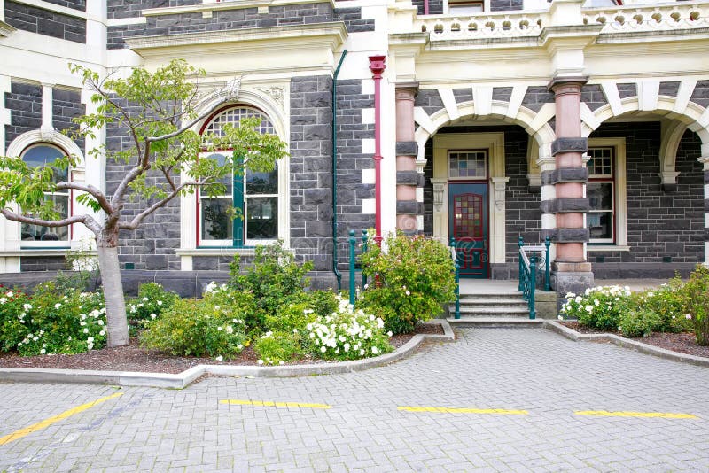 DUNEDIN NYA ZEELAND - FEBR 10, 2015: entryway av den Dunedin järnvägsstationen royaltyfri fotografi DUNEDIN NYA ZEELAND - FEBR 10, 2015: entryway av den Dunedin järnvägsstationen royaltyfri fotografi