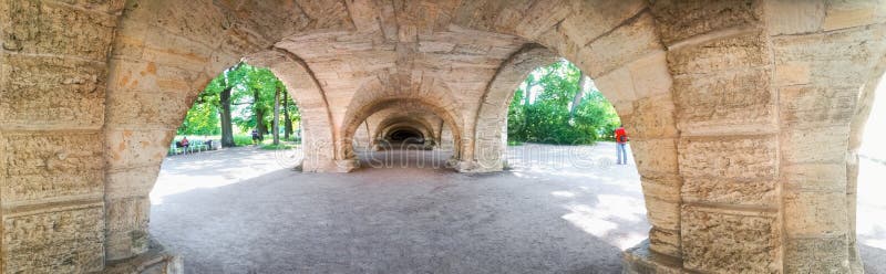 dungeon plafonds voûtés bas dans le sous-sol image libre de droits dungeon plafonds voûtés bas dans le sous-sol image libre de droits