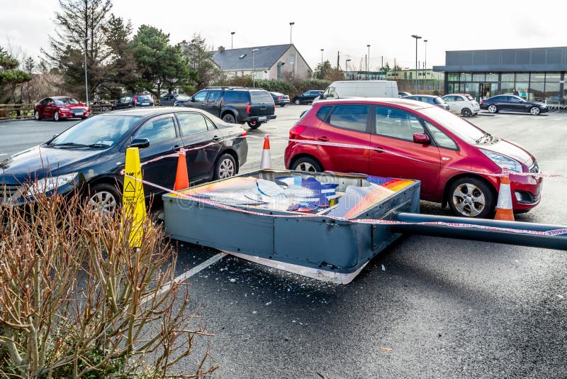 Dungloe County donegal irlanda 17 de fevereiro de 2020 : sinal de aldi quebrado devido à tempestade imagens de stock
