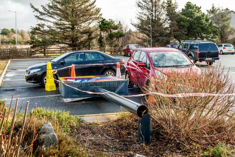 Dungloe County donegal irlanda 17 de fevereiro de 2020 : sinal de aldi quebrado devido à tempestade imagens de stock