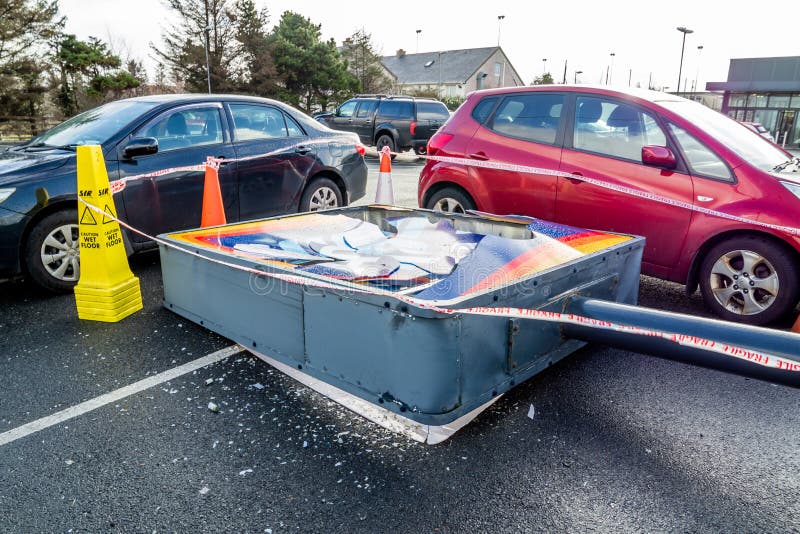 Dungloe, Condado de Donegal, Irlanda – 17 de fevereiro de 2020: Placa da Aldi partida devido à tempestade fotografia de stock