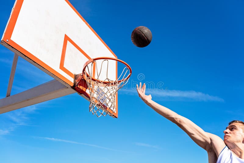 dunk βρόντος Πλάγια όψη του νέου παίχτης μπάσκετ που κάνει το βρόντο dunk στοκ εικόνες dunk βρόντος Πλάγια όψη του νέου παίχτης μπάσκετ που κάνει το βρόντο dunk στοκ εικόνες