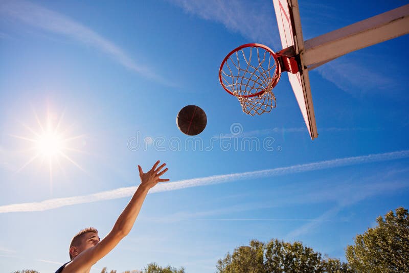 dunk βρόντος Πλάγια όψη του νέου παίχτης μπάσκετ που κάνει το βρόντο dunk στοκ εικόνες dunk βρόντος Πλάγια όψη του νέου παίχτης μπάσκετ που κάνει το βρόντο dunk στοκ εικόνες