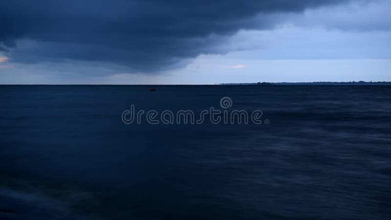 Dunkelblaue regnerische Wolkenbewegung über Wasser