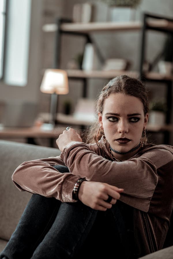 Dunkelhaariges Jugendlichgefühl einsam und In Tränen ausbrechen lizenzfreie stockfotos Dunkelhaariges Jugendlichgefühl einsam und In Tränen ausbrechen lizenzfreie stockfotos