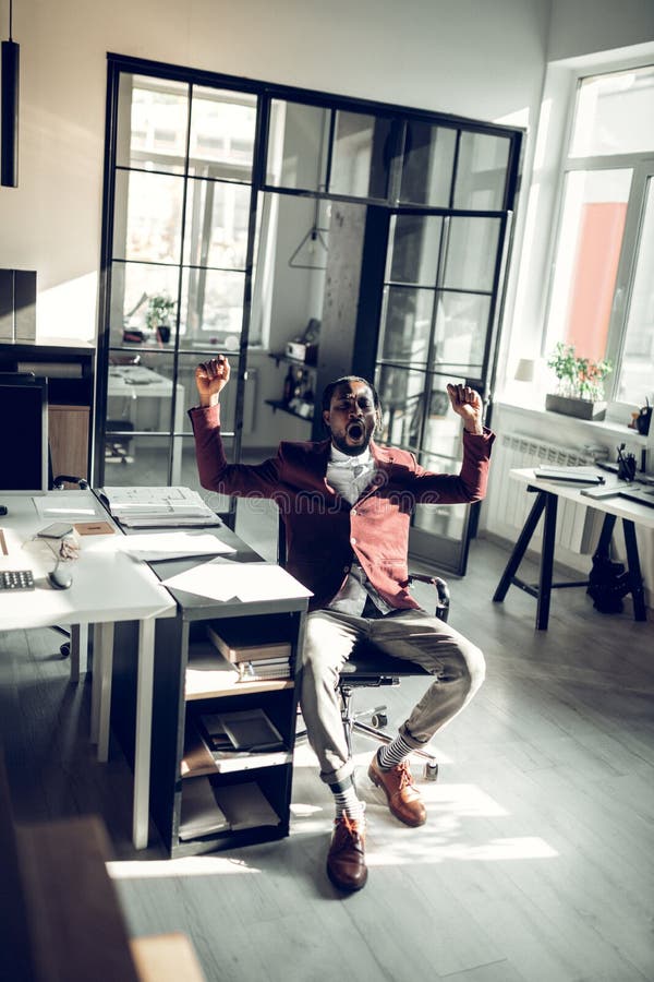 Dunkelhäutiger Geschäftsmann, der nachdem den ganzen Tag arbeiten gähnt lizenzfreie stockfotos Dunkelhäutiger Geschäftsmann, der nachdem den ganzen Tag arbeiten gähnt lizenzfreie stockfotos