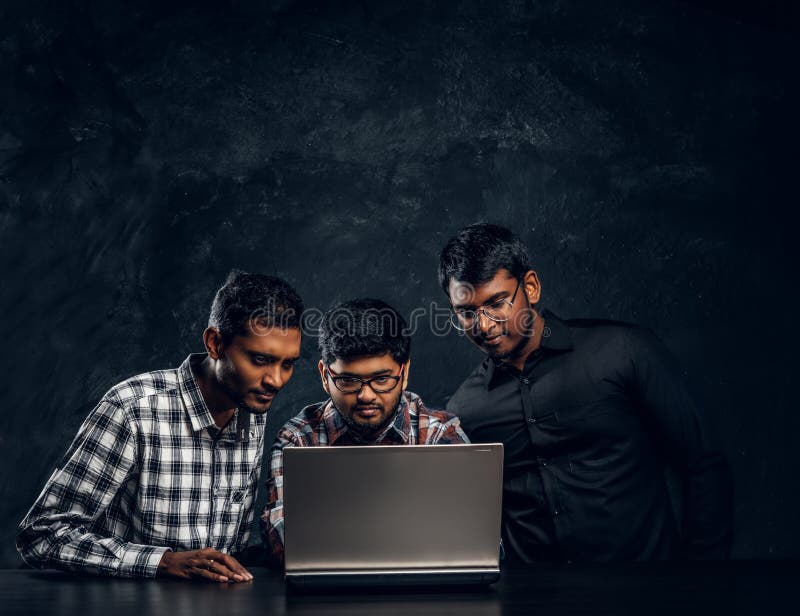 Dunkelhäutiger Kerl Hree, der in einem Laptop plaudert stockfotos Dunkelhäutiger Kerl Hree, der in einem Laptop plaudert stockfotos