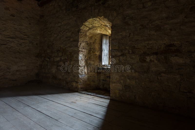 Dunkelkammer mit Steinwänden und Fenster stockbild Dunkelkammer mit Steinwänden und Fenster stockbild