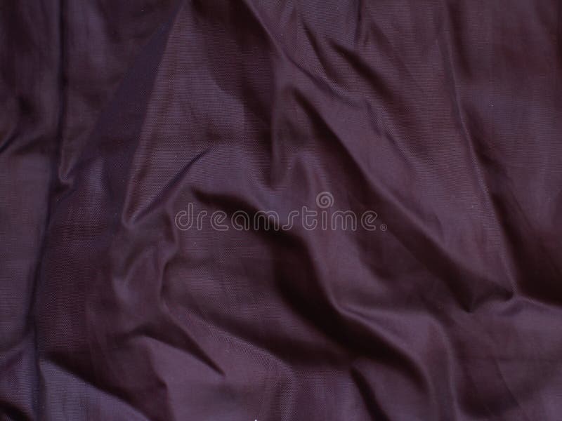 Dunkelviolette Stoffe mit zerknitterter Textur stockbild