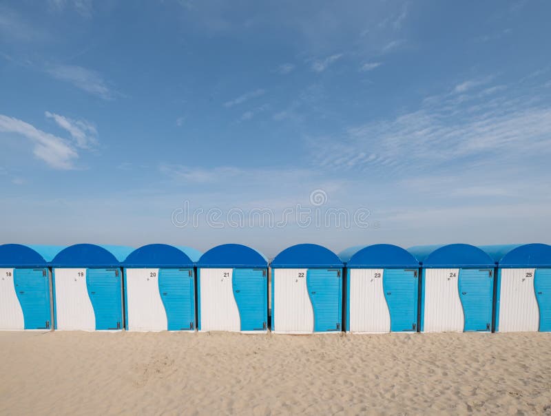 Dunkerque Frankrike: Rad av bl?a och vita randiga strandkojor p? havsframdelen p? den Malo-Les-Bains stranden i Dunkirk arkivbilder Dunkerque Frankrike: Rad av bl?a och vita randiga strandkojor p? havsframdelen p? den Malo-Les-Bains stranden i Dunkirk arkivbilder