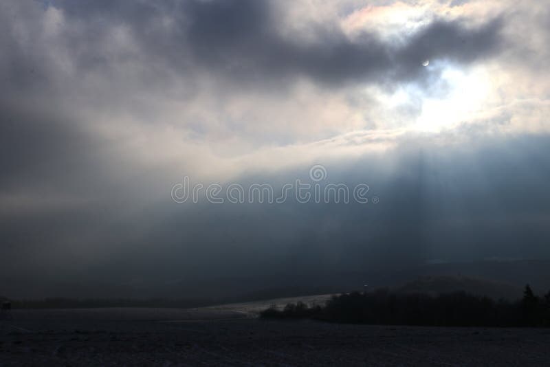 Dunkle Energie loaden Himmel in gefrorenen Wintern landscape4