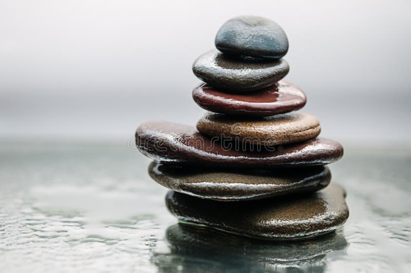 Dunkle oder schwarze Felsen auf Wasser, Hintergrund für Badekurort, entspannen sich oder Wellnesstherapie