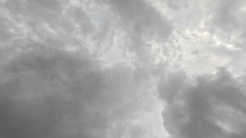 Dunkle Regenwolken ziehen bei starkem Wind über den Himmel und bringen Regen