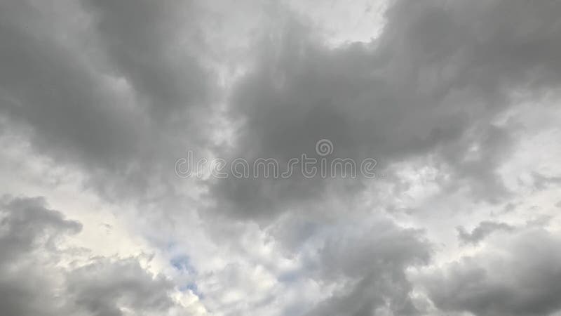 Dunkle Regenwolken ziehen bei starkem Wind über den Himmel und bringen Regen