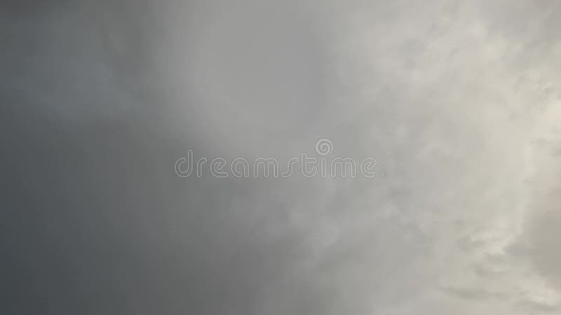 Dunkle Regenwolken ziehen bei starkem Wind über den Himmel und bringen Regen