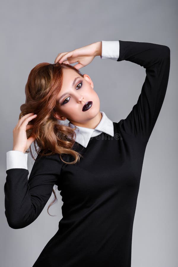 Dunkle Schminke Schönes junges Modemädchen mit schwarzem Lippenstift Glamouröses Modell mit dunkelglänzender Make-up-Darstellung lizenzfreies stockbild