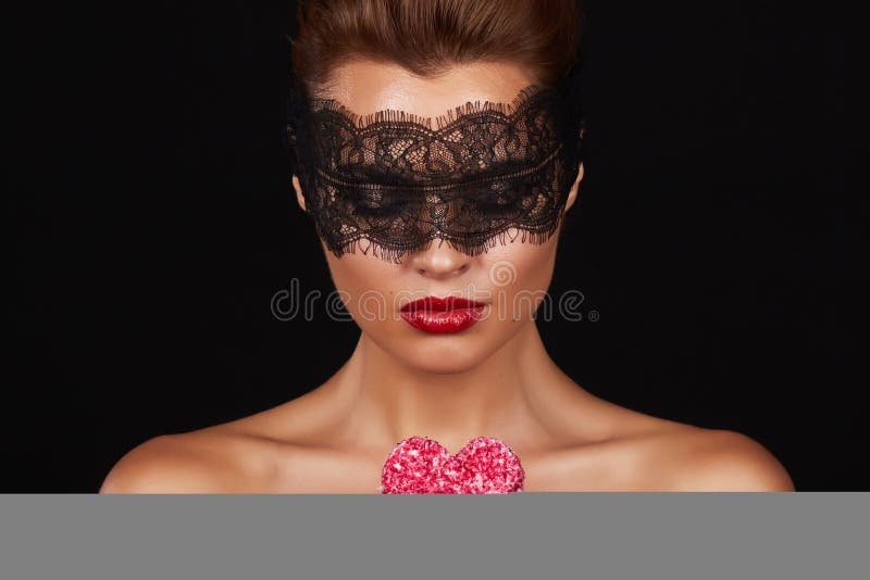 Dunkle Spitze der schönen sexy Frau auf Augen mit Kuchenform des Herzens stockfotografie Dunkle Spitze der schönen sexy Frau auf Augen mit Kuchenform des Herzens stockfotografie