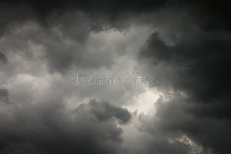 Dunkle Sturmwolken. lizenzfreies stockfoto Dunkle Sturmwolken. lizenzfreies stockfoto