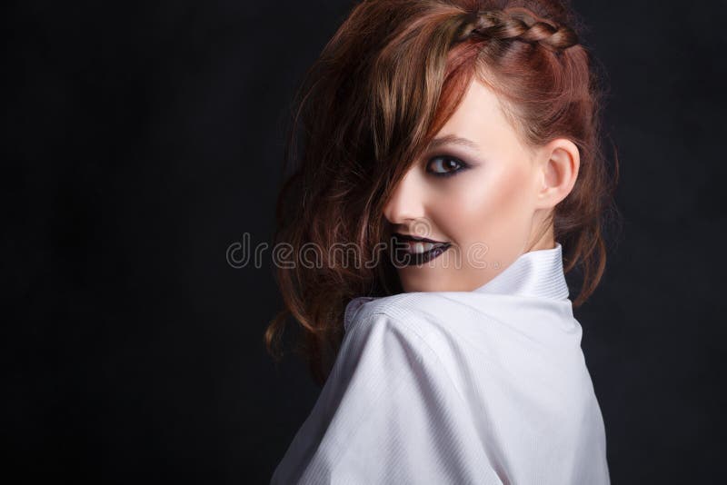 Dunkle Verfassung Schönes junges Modemädchen mit schwarzem Lippenstift Bezauberndes Modell mit dem dunklen glatten Make-up, das i lizenzfreies stockbild