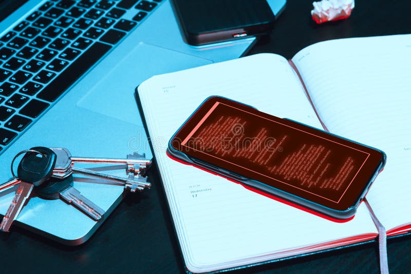 Dunkler Arbeitsplatz eines Programmierers oder Hackers mit Computer lizenzfreies stockfoto