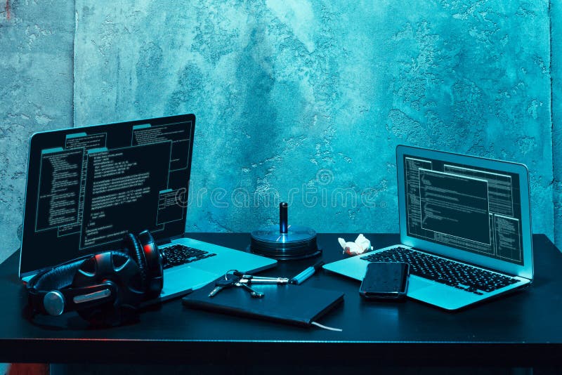 Dunkler Arbeitsplatz eines Programmierers oder Hackers mit Computer stockfoto