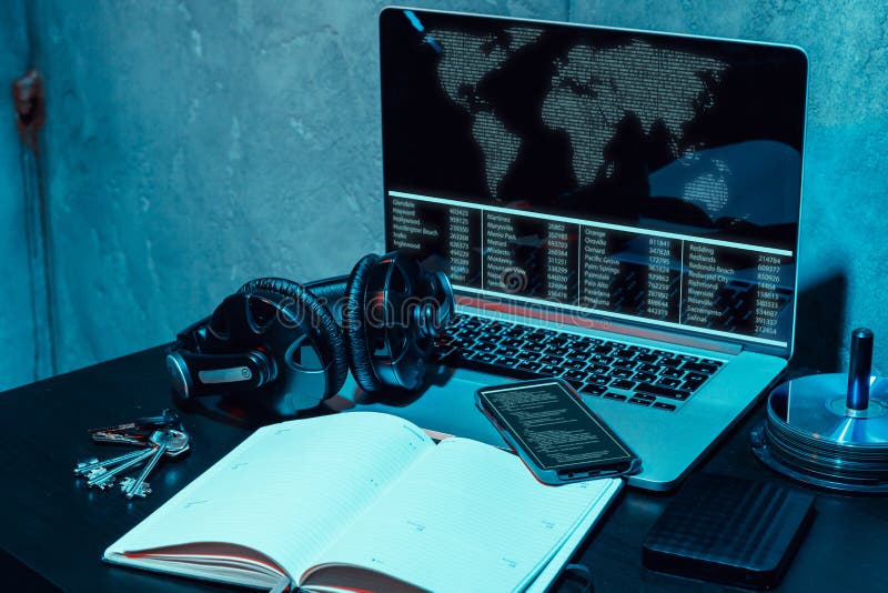 Dunkler Arbeitsplatz eines Programmierers oder Hackers mit Computer lizenzfreie stockfotografie