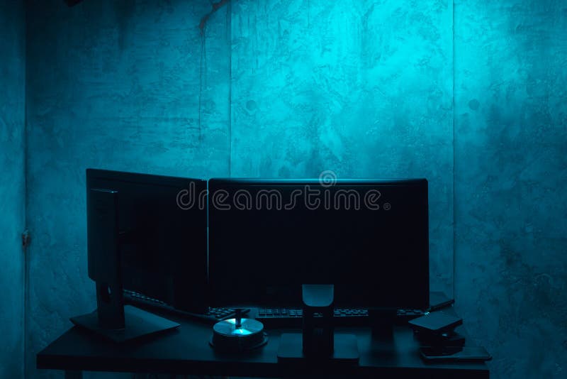 Dunkler Arbeitsplatz eines Programmierers oder Hackers mit Computer lizenzfreie stockbilder