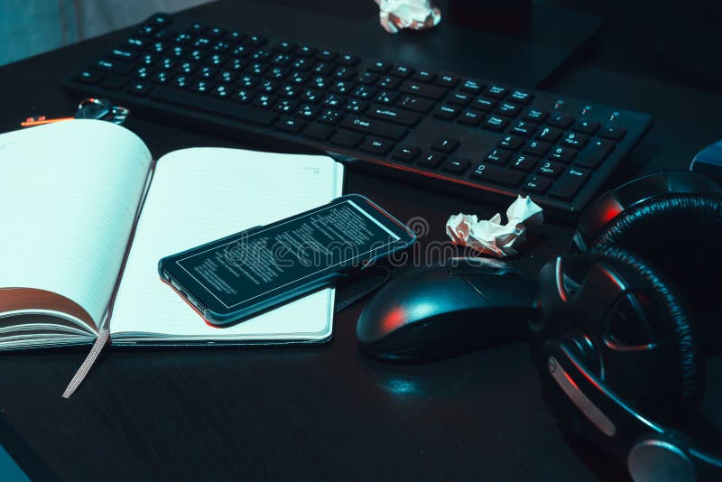 Dunkler Arbeitsplatz eines Programmierers oder Hackers mit Computer stockfotos
