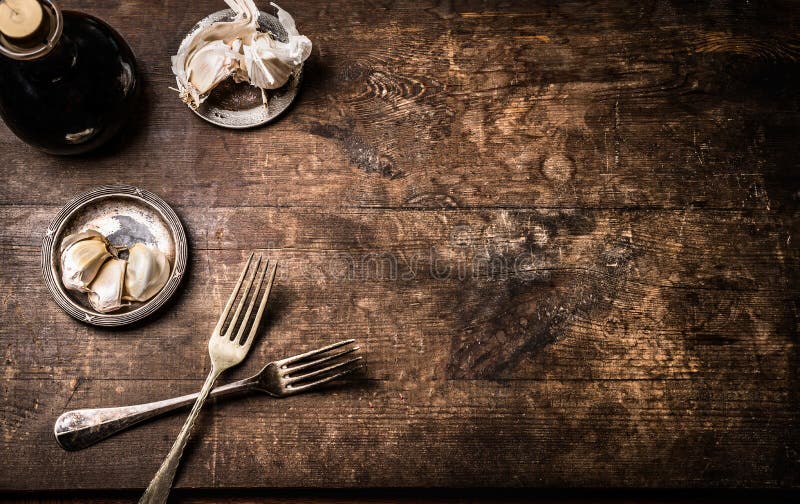 Dunkler rustikaler gealterter hölzerner Lebensmittelhintergrund mit Tischbesteck und Gewürz, Draufsicht mit Kopienraum für Ihr De