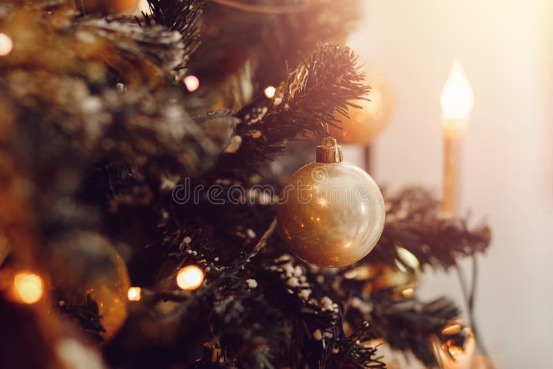 Dunkler Weihnachtshintergrund, Nahaufnahme Weihnachtsbaum Ball neuen Jahres stockbild Dunkler Weihnachtshintergrund, Nahaufnahme Weihnachtsbaum Ball neuen Jahres stockbild
