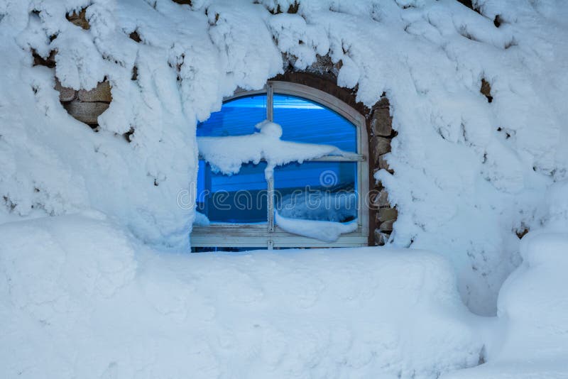 Dunkles Fenster In Einer Kalte Nacht Des Verschneiten Winters Stockfoto Bild Von Glas Dunkel 78605262