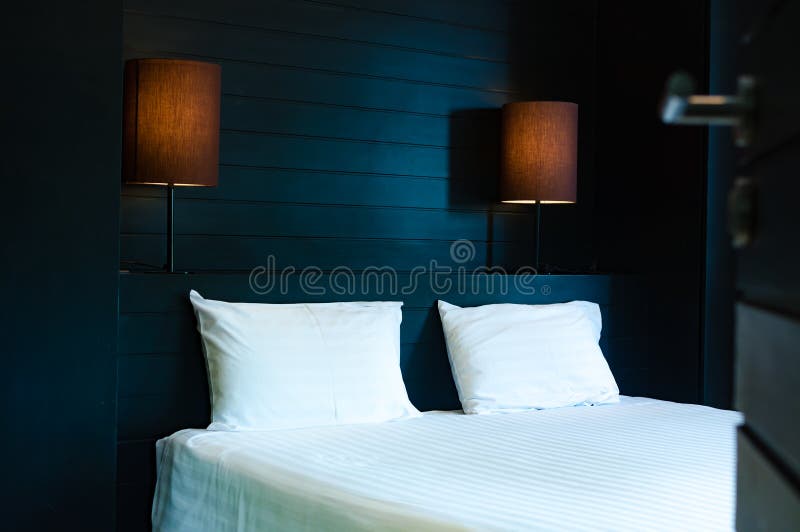 Dunkles Modernes Schlafzimmer Mit Weissem Blatt Und Decke Stockbild Bild Von Dunkles Modernes 61655801