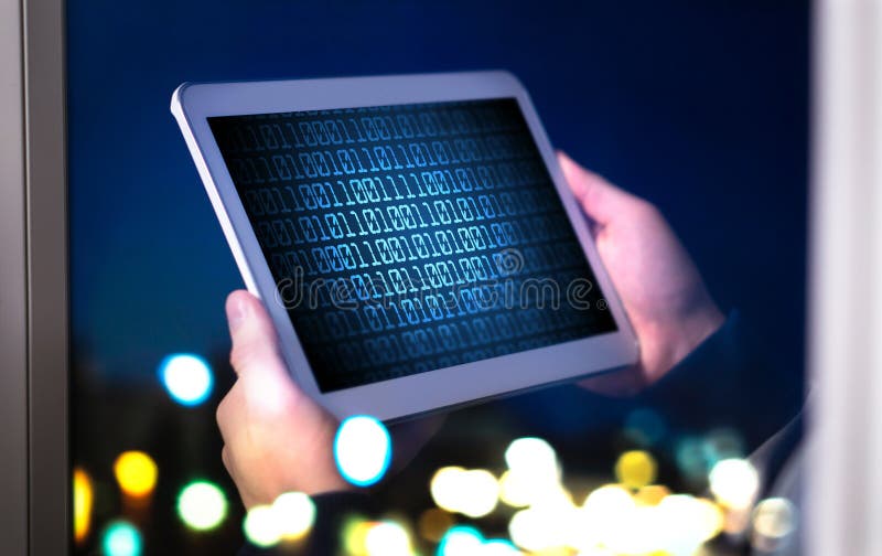 Dunkles Netz- und Internetsicherheitskonzept Mann oder Hacker, der Tablette verwendet stockfotografie