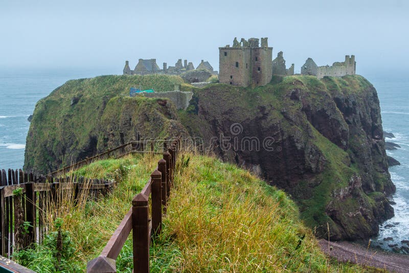 Dunnottar-Schlossvorgebirge und -zaun stockfotografie Dunnottar-Schlossvorgebirge und -zaun stockfotografie