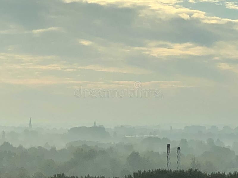 Dunst des frühen Morgens über den Poldern und den Wiesen nahe Amsterdam stockfotos Dunst des frühen Morgens über den Poldern und den Wiesen nahe Amsterdam stockfotos