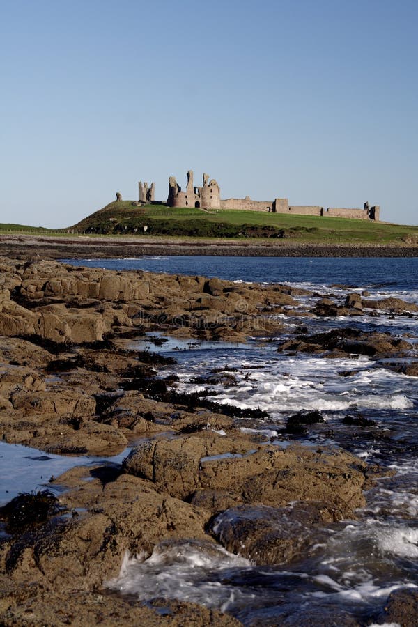 Dunstanburgh Schloss stockbild. Bild von erbe, felsen 1288149