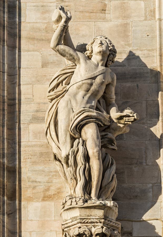 Duomo de Milan, statues photo stock. Image du down, jour 29170640