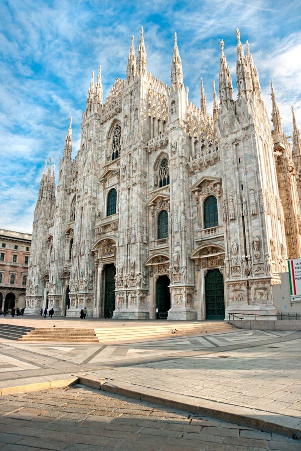 Duomo milan arkivfoton
