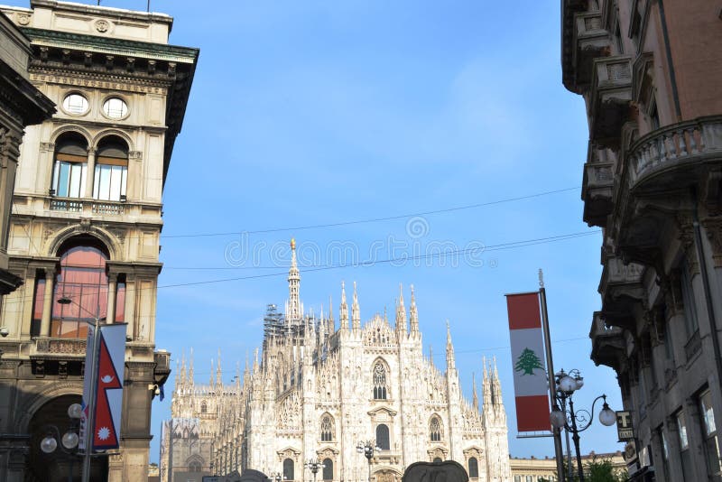 Duomo του Μιλάνου την αρχαία πλατεία Mercanti που διακοσμείται από με τις σημαίες για EXPO Μιλάνο 2015 στοκ φωτογραφίες με δικαίωμα ελεύθερης χρήσης Duomo του Μιλάνου την αρχαία πλατεία Mercanti που διακοσμείται από με τις σημαίες για EXPO Μιλάνο 2015 στοκ φωτογραφίες με δικαίωμα ελεύθερης χρήσης