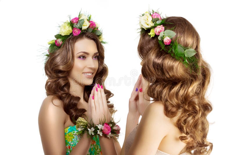 Duplique el wrea modelo hermoso de dos de la primavera de las mujeres flores de la chica joven imagenes de archivo Duplique el wrea modelo hermoso de dos de la primavera de las mujeres flores de la chica joven imagenes de archivo