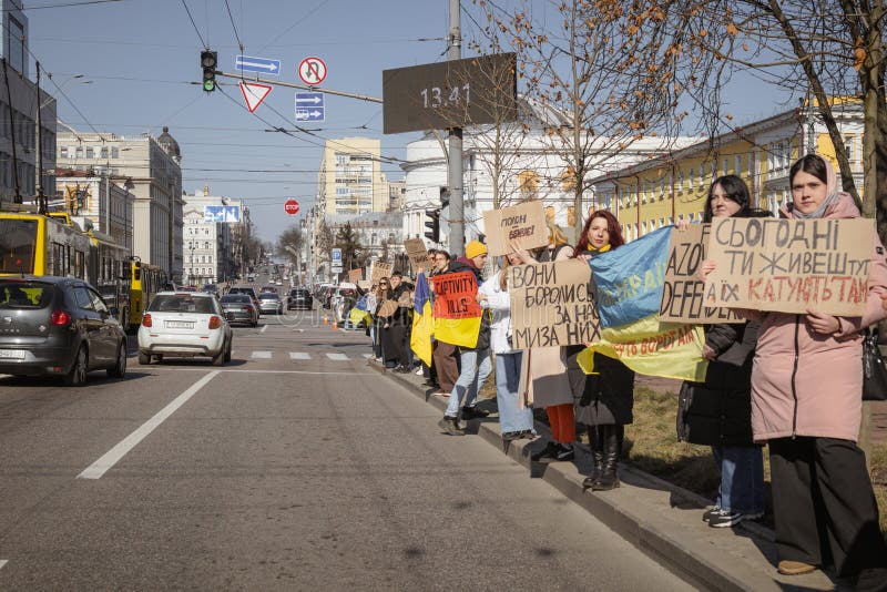 Durante il giorno molti giovani che si prendono cura di loro vanno al centro della città immagini stock libere da diritti