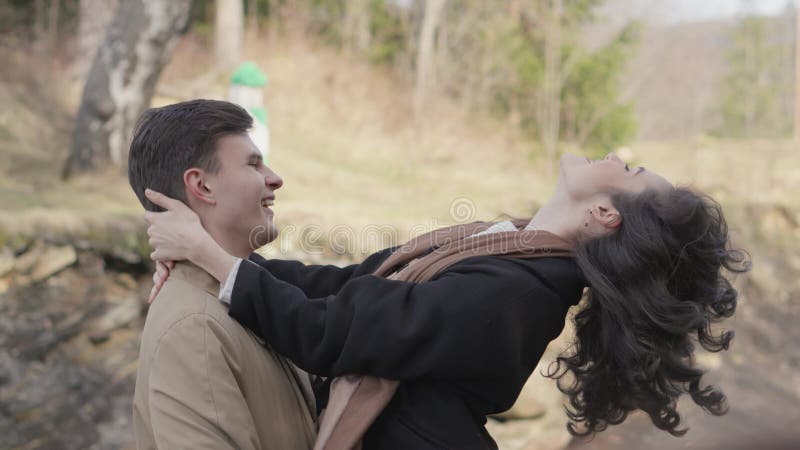 Durante uma sessão fotográfica no bosque, o casal abraça a criação de fotos conjuntas que recriam a graça e a beleza do