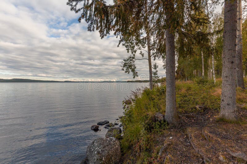 Durch den See am Sommertag in Nord-Finnland stockbild Durch den See am Sommertag in Nord-Finnland stockbild