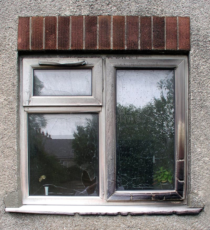 Durch Feuer beschädigtes Fenster lizenzfreies stockfoto Durch Feuer beschädigtes Fenster lizenzfreies stockfoto