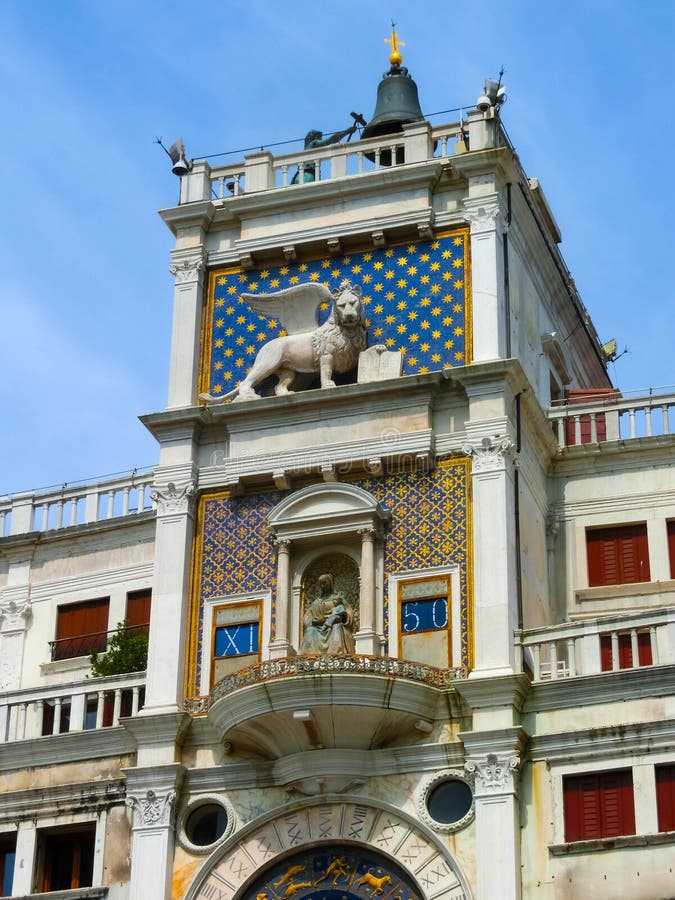 Durch Schiffe im Hafen von Venedig, Italien gesehen zu werden St- Mark` s altes clocktower, lizenzfreies stockbild Durch Schiffe im Hafen von Venedig, Italien gesehen zu werden St- Mark` s altes clocktower, lizenzfreies stockbild