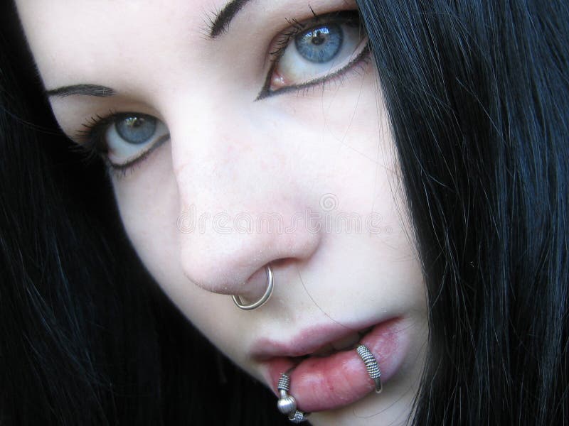Durchbohrtes Mädchen mit blauen Augen lizenzfreie stockfotos Durchbohrtes Mädchen mit blauen Augen lizenzfreie stockfotos