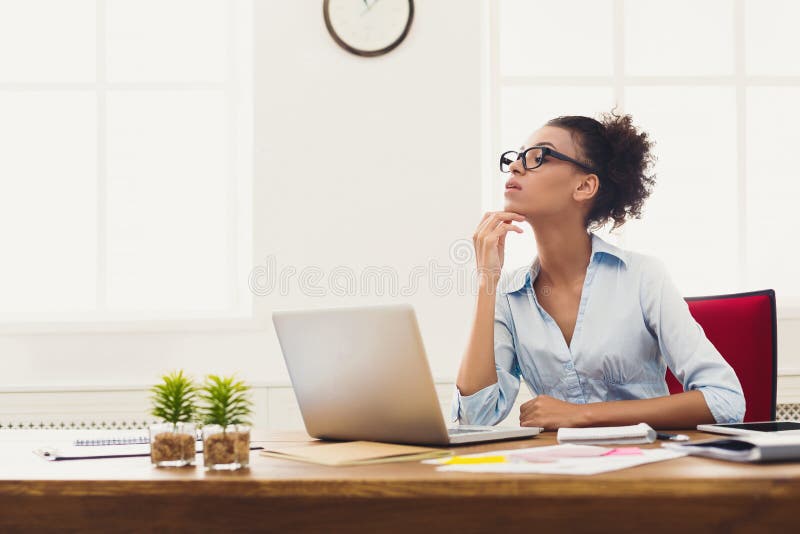 Durchdachte Geschäftsfrau im Büro stockbild Durchdachte Geschäftsfrau im Büro stockbild