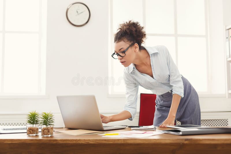 Durchdachte Geschäftsfrau im Büro stockfotografie Durchdachte Geschäftsfrau im Büro stockfotografie