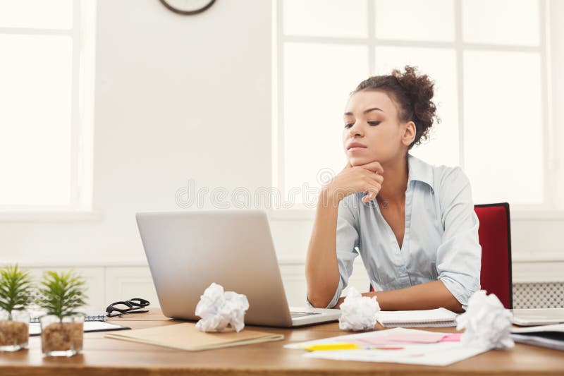 Durchdachte Geschäftsfrau im Büro stockfoto Durchdachte Geschäftsfrau im Büro stockfoto