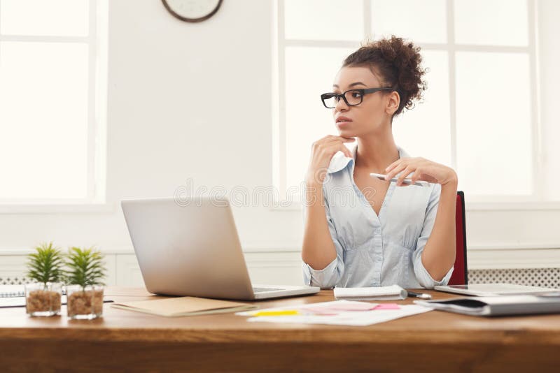 Durchdachte Geschäftsfrau im Büro stockbild Durchdachte Geschäftsfrau im Büro stockbild